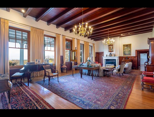5 BEDROOM FREESTANDING TO LET IN CONSTANTIA